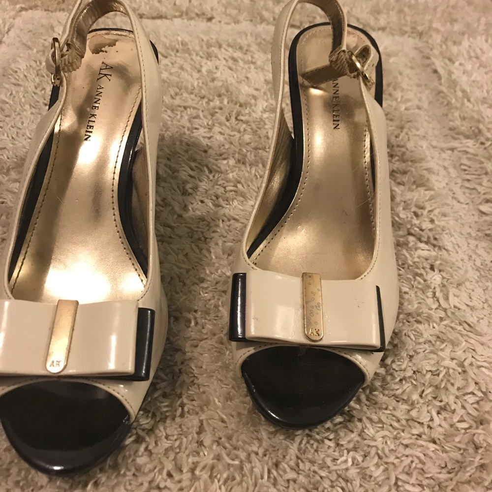 Ann Klein Black and White pep toe heels. Size: 7
